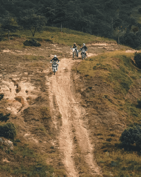 Grupo disfrutando de rutas de moto trail guiadas