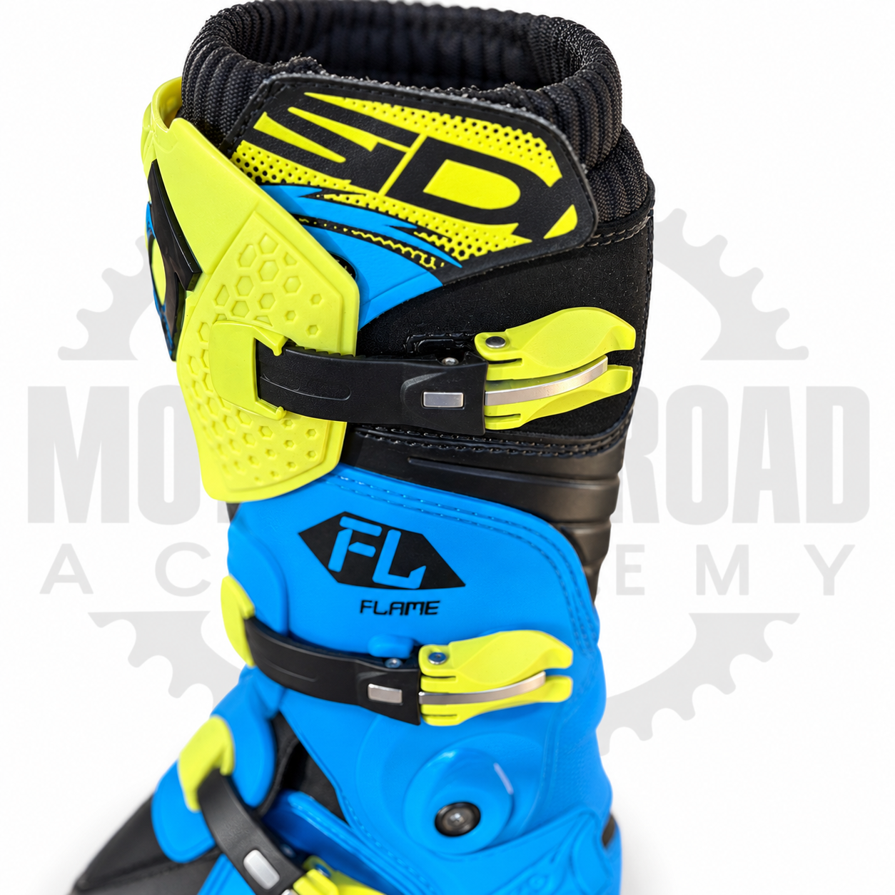 Detalle de los cierres ajustables de las botas SIDI Flame infantiles azules y amarillo lima.