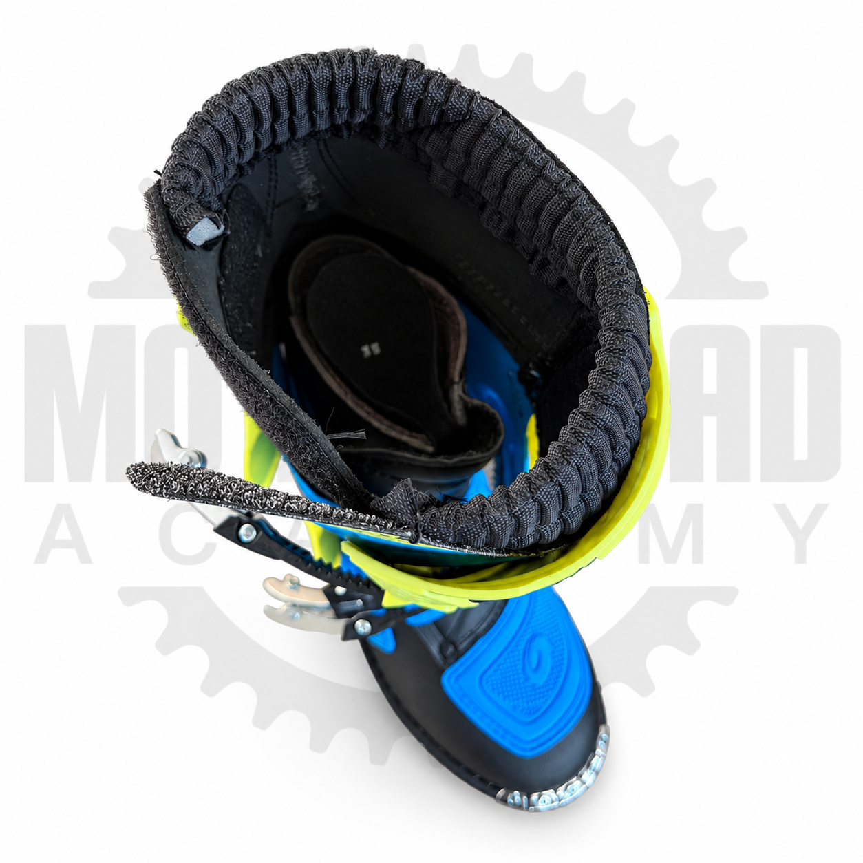 Vista superior del interior y borde acolchado de una bota SIDI Flame infantil.